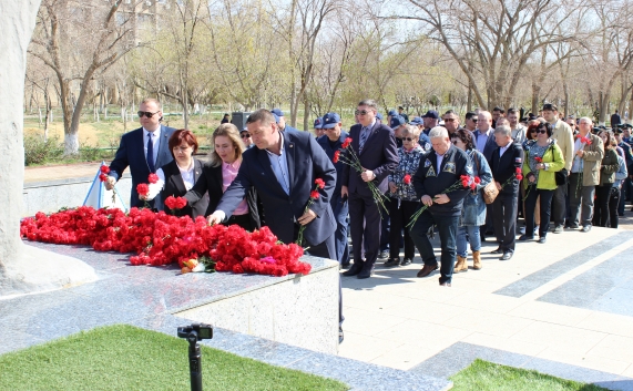 Торжественное возложение цветов к памятнику С.П. Королеву и Ю.А. Гагарину